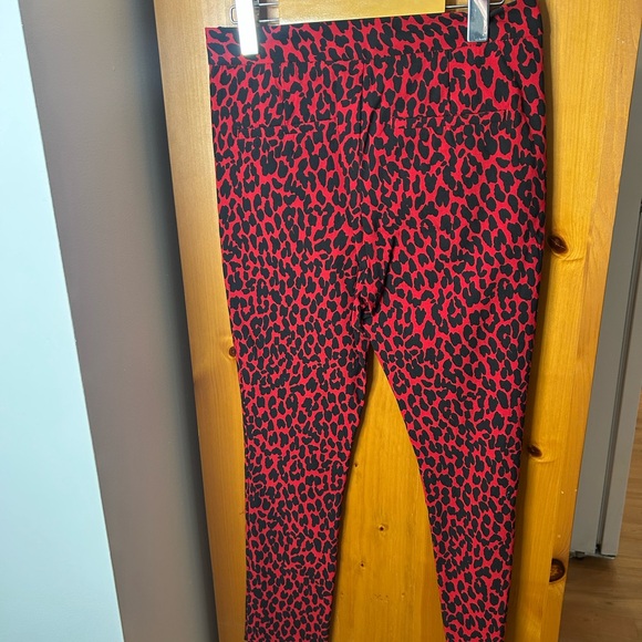 Zara Red and Black Skinny Leopard Print skinny pants - Picture 5 of 8